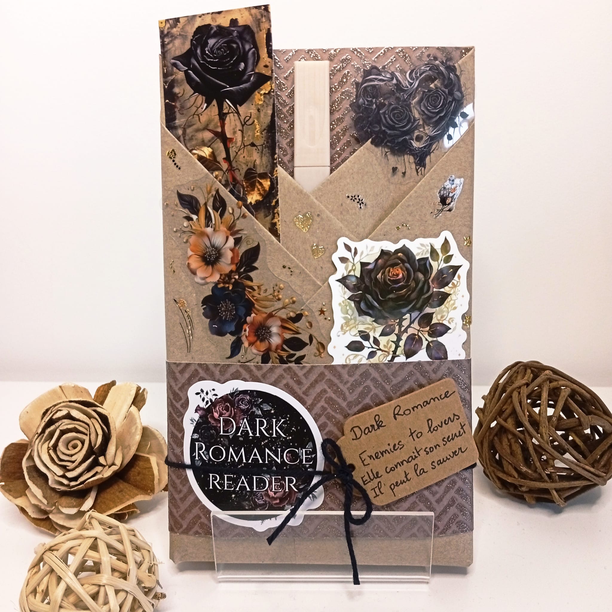 Dark Romance ( Enemies to lovers / Elle connait son secret / Il peut la sauver )